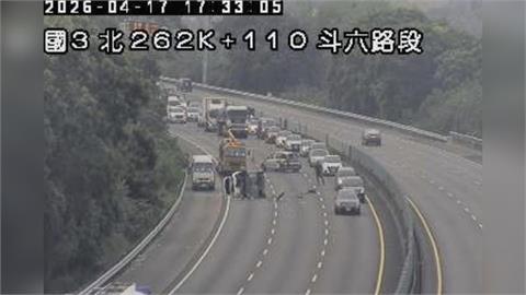 快新聞／下班注意！國3轎車「90度側翻」釀回堵　斗六路段5車追撞