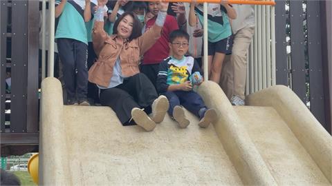 斥資1.2億屏東巴轆公園啟用　周春米童心爆發玩溜滑梯