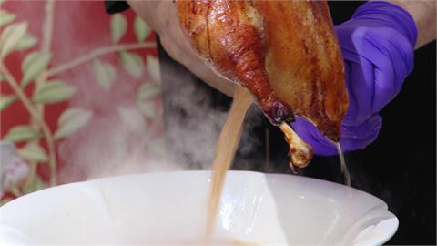 「瀨尿鵝」灌入熬製2日高湯　上桌前淋白蘭地點火添香氣