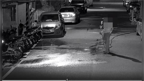 不滿清晨灑水被制止!花蓮男子持棍棒猛砸鄰居大門