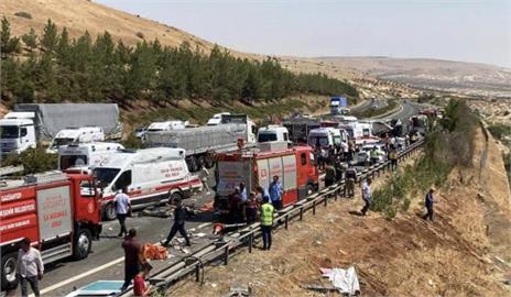 土耳其1天連2起重大車禍釀32死！　巴士失控撞死救難人員及傷患