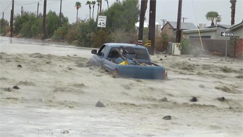 24小時狂下夏季10倍雨量　「希拉里」襲捲南加州　泥水淹沒民宅、道路