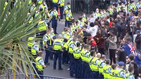 紐西蘭國會外反防疫示威 警方清場逮約120人