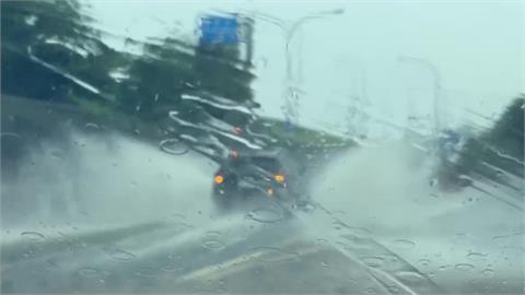 超猛暴雨狂炸新北「4縣市」升一級警戒！樹林警站水中指揮「小腿肚全消失」畫面曝