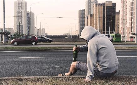 偷吃130元拼盤配啤酒！對店員「做1舉動」遭重判5年