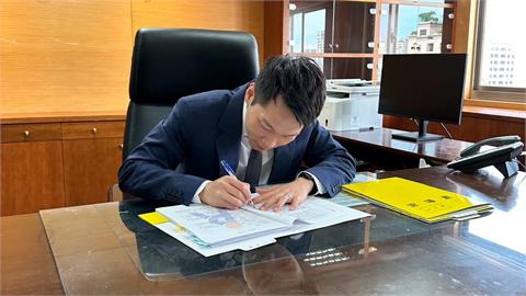 運動部(影)／嗡嗡嗡！李洋走馬上任簽第一份公文「推一難事」　網挺：部長好可愛