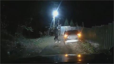 新北警匪追逐！疑毒駕撞警車　副駕落網、駕駛棄車逃逸