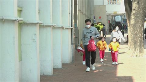 Omicron擴散香港暫停實體課　科興疫苗向下開放5歲童接種