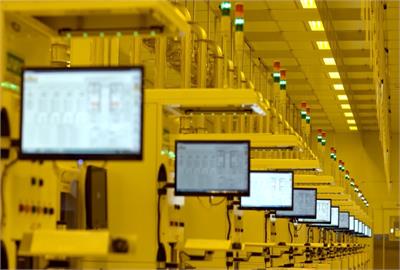 主權AI、超級企業搶建資料中心！IDC估2025伺服器市場飆破3660億美元