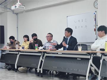 快新聞／畫面曝！代理黨魁後首主持晨會　黃國昌被問選主席「當機愣5秒」