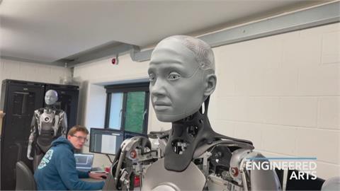 英國打造仿真機器人　表情與人類超神似　會困惑與驚訝