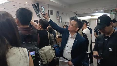 李貞秀受訪罵黃國昌！藍委黃健豪湊熱鬧持手機拍攝　畫面全曝光