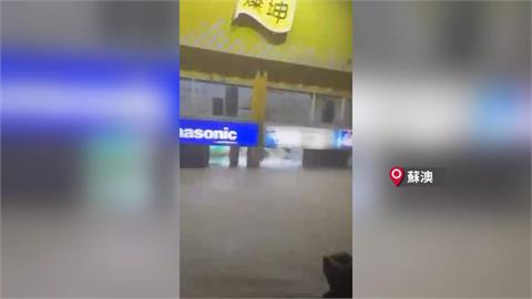 累積雨量近800毫米！　蘇澳市區水淹近一層樓　國軍橡皮艇救災