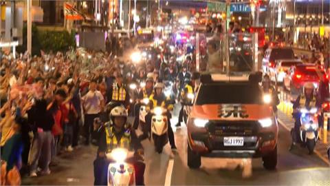 「洋流童行」基隆港　沈伯洋、童子瑋合體車掃拚翻轉