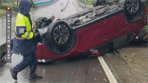 天雨路滑！國道轎車打滑「翻轉360度」　曳引車控撞毀燈桿、紅綠燈