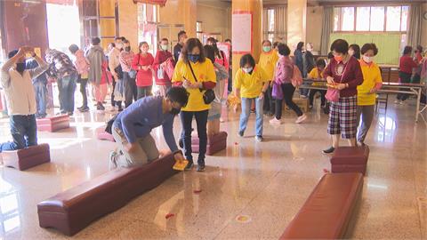 高雄五甲關帝廟擲筊拚汽車　嘉義東石港口宮還能博金媽祖