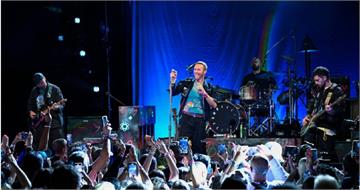 驚不驚喜？街頭藝人唱Coldplay神曲　神秘男「突加入」開口嚇壞全場：是本尊