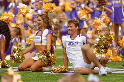 NFL(影)／維京人男性啦啦隊員再引發爭議!　和女性隊員同洗手間拍影片惹怒球迷
