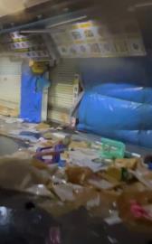 用繩索固定店面也沒用　東大門夜市帆布、招牌四散