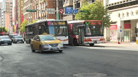 「小孩吐在車上」遭司機求償8000元！家長疑惑：正常嗎？網揭行情：很佛心