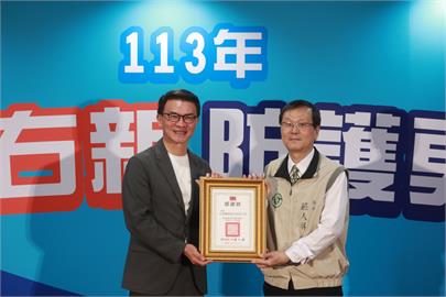 11月1日起開放滿50歲以上民眾「左流右新」同時接種公費流感及JN.1新冠疫苗