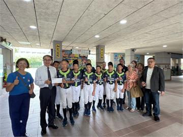 洪婉臻議員與弘久會致贈選手加菜金 力挺東園國小少棒隊勇闖威廉波特