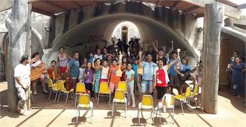 巨石像間的琴聲　復活節島上的圓夢音樂學校