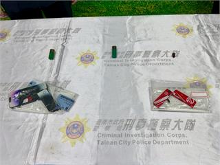 溯源查槍逮2嫌　起獲罕見卡片型摺疊手槍