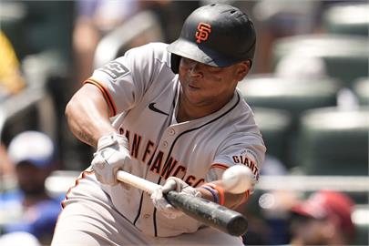 MLB(影)／「換守位」變強？巨人球星不守三壘後「輕輕一碰」就開轟還單場雙響