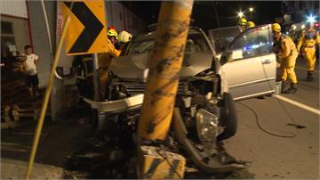 台中休旅車彎道衝撞電線桿 4人受傷