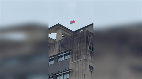 快新聞/萬里區行政大樓國旗倒掛! 區長回應竟是因為「這」原因