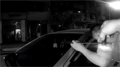 酒駕竟不小心睡著！　車輛「霸占」路中央