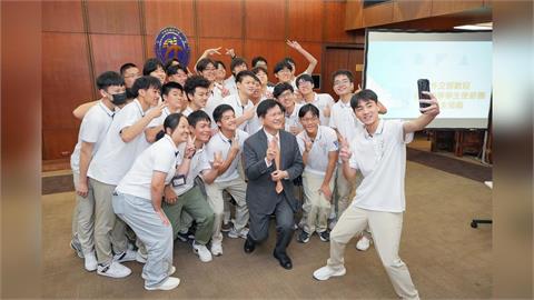 快新聞/建中生外交拷問太狠了!林佳龍超時爆聊45分鐘 「部長級忠告」震撼曝光