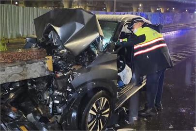 快新聞／驚悚！新北76歲男「凌晨駕車直撞橋墩」！　車頭全毀傷重不治