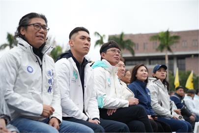 快新聞／藍白議員父子檔「釘孤枝挺柯」　陳世軒曝：阿北送我的書上有北所編號