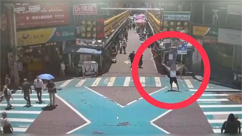 基隆廟口夜市遭辣椒水攻擊！醉男持2罐亂噴「民眾狂躲」下場出爐了