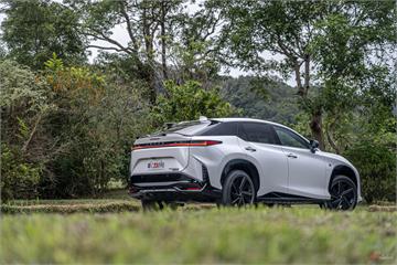 電控、效能大幅升級｜Lexus RZ 550e F Sport 終於跟上主流？
