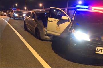 無駕照又開贓車  女駕駛逃逸撞警車