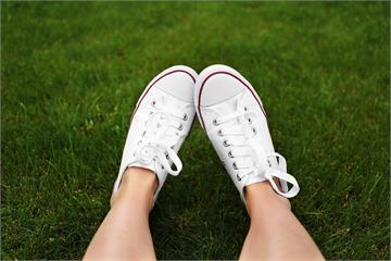 鞋邊黑漬OUT！4招讓白色帆布鞋亮回新品感