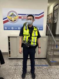 台中迷途小鸚鵡落擋風玻璃 　警肩馱返所助尋飼主