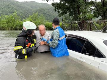 台東金崙溪暴漲大水灌民宿 南橫栗園段坍塌道路封閉
