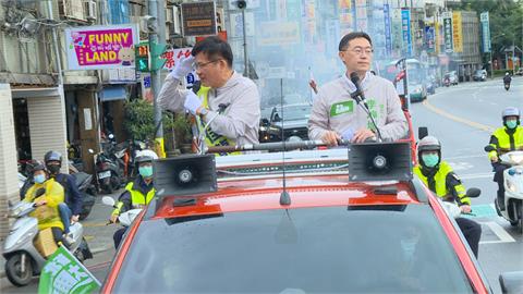 林佳龍、李坤城三重車隊掃街　支持者熱情揮手比讚