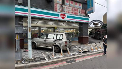 快新聞／車輛衝撞超商！UBIKE站遭殃、玻璃門碎裂　駕駛稱吃感冒藥精神不濟