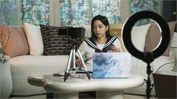 金鐘女星破尺度拍床戲！蕾絲上身大膽洩慾 羞曝「在邊緣進出」