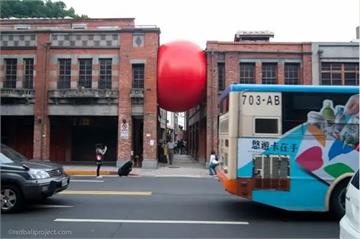 公開「紅球台南」10個地點！世界運行時間最長的街頭藝術作品二訪台灣