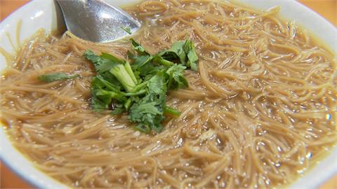 鹿港「都市傳說」吃麵線不用碗網揭密　正宗「喝法」驚呆外地人：騎車也可以！