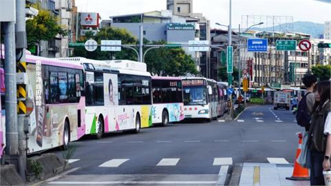 公館圓環不塞車破功怨聲連連　徐巧芯嗆：不是塞車是等紅燈