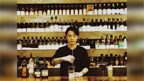 快新聞／aMEI帶男友Sam回家了！一杯酒牽起15年緣分　一踏上台東就被黏住