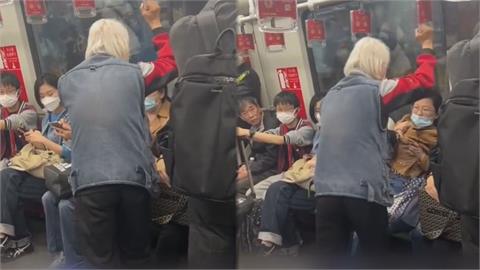 仗著年紀大！中國老翁搭地鐵要求讓坐遭拒　「怒抓女子衣領狠甩」惹網怒