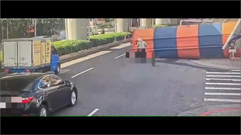 台北內湖建案水泥塔整座倒向馬路　如絕命終結站！騎士迎面撞骨折送醫